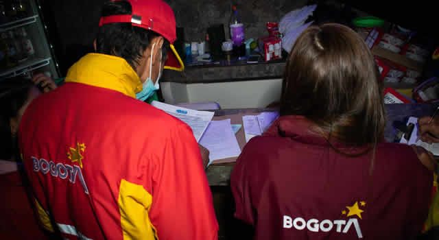 Decomisan licor adulterado en Bogotá, más de 120 botellas fueron sacadas del mercado