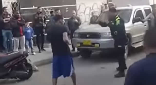 En Bosa dos uniformados de la policía se enfrentaron a golpes con un ciudadano
