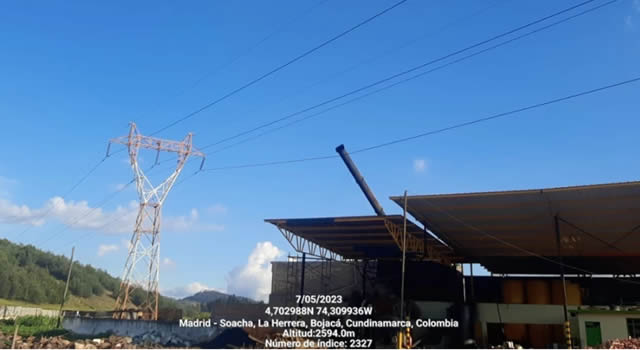 Tubo de una chimenea dejó sin energía a varios municipios de Cundinamarca y Tolima