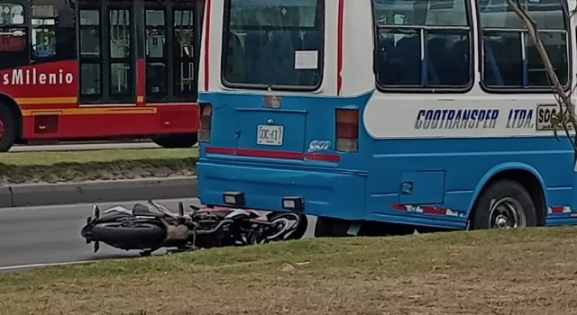 Choque entre un motociclista y un bus de servicio público en el León XIII