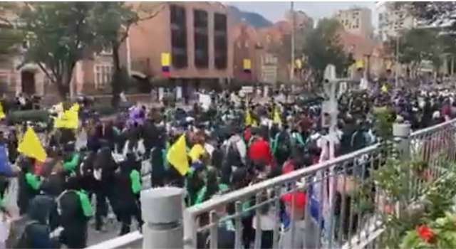 Oposición critica la presencia de estudiantes en las marchas a favor de Gustavo Petro