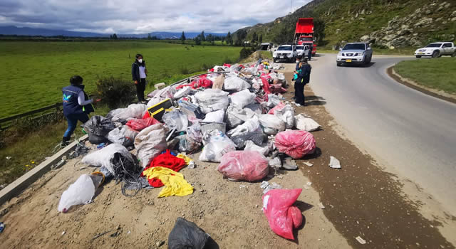 Disposición inadecuada de residuos peligrosos en vía pública de Mosquera, CAR investiga