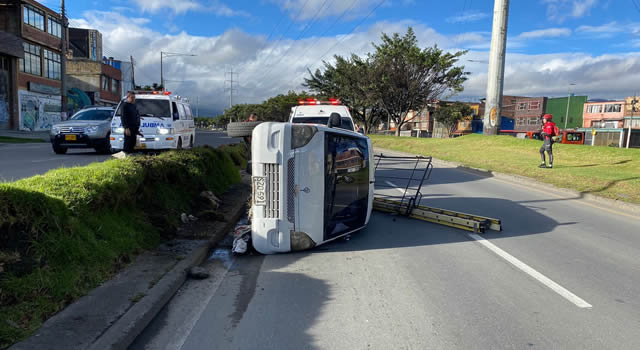 Accidente en la avenida Boyacá, camioneta carry se volcó