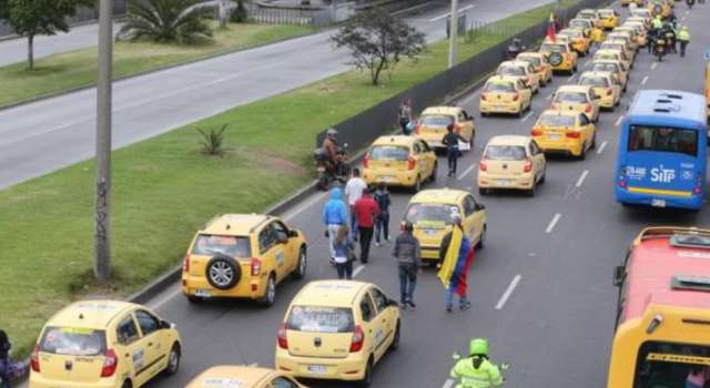 Taxistas anuncian paro nacional por aumento de la gasolina