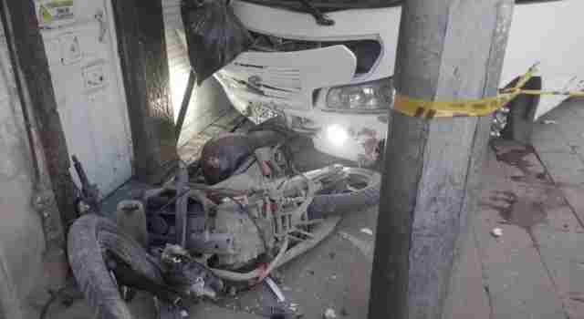 Bus escolar chocó contra un vehículo particular y una moto en Bogotá, hubo dos muertos