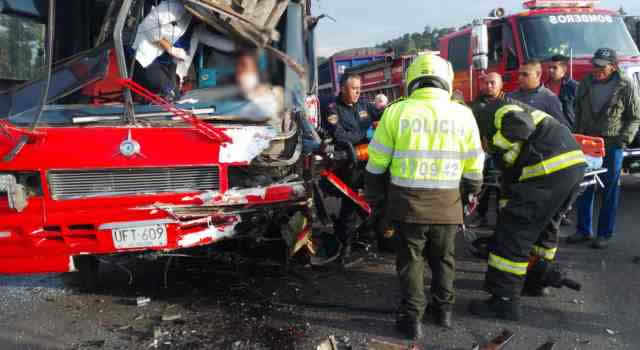 Bus de servicio público chocó contra un camión de carga pesada en Sibaté