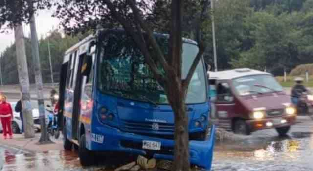 Vehículo particular chocó con un SITP y causaron inundación