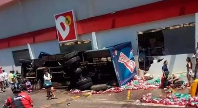 Camión de Postobón se estrelló contra un establecimiento comercial