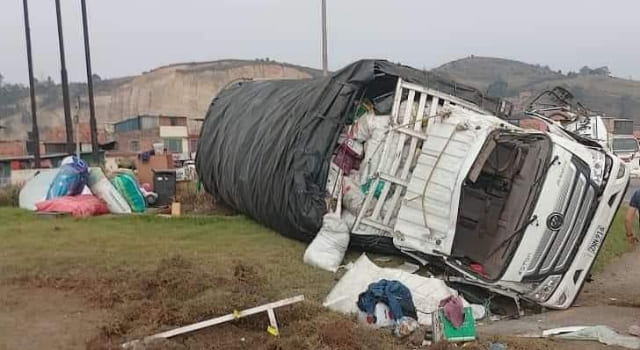 Camión de carga se volcó en la vía Madrid - Faca