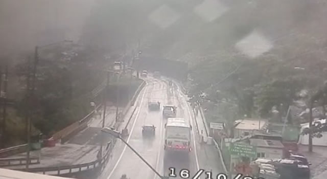Cierran vía Villavicencio-Bogotá por fuertes lluvias
