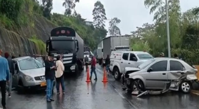 Accidente en la Línea dejó dos muertos y 12 heridos