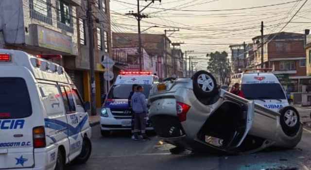 Vehículo volcado tras accidente de tránsito en Puente Aranda