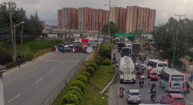 Bloqueos en la calle 13 de Bogotá afectan la movilidad