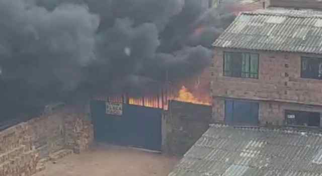 Fuerte incendio en una bodega de Ciudad Bolívar generó gran afectación