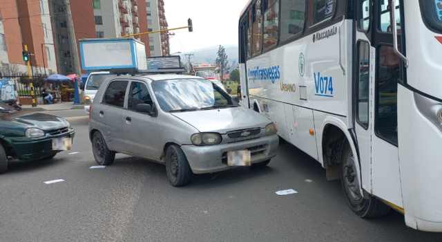 Choque entre un vehículo particular y una buseta en el sector de Terreros