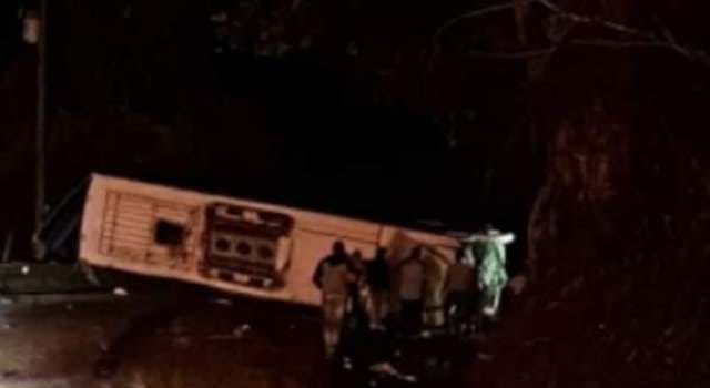 Bus se volcó en Portachuelo Santander, dejó una persona fallecida