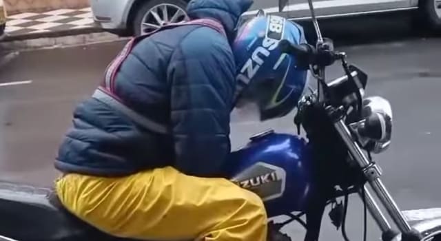 Motociclista en estado de embriaguez se quedó dormido en su vehículo
