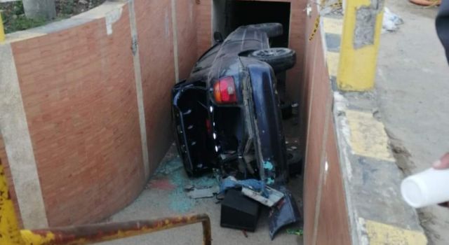 Vehículo volcado en un paso peatonal del municipio de Gachancipá