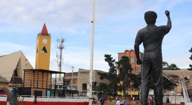 Estatua de Luis Carlos Galán volvió al Parque Principal de Soacha