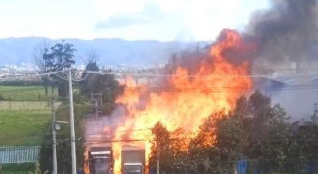 incendio en una fabrica de Quimicos en Cota