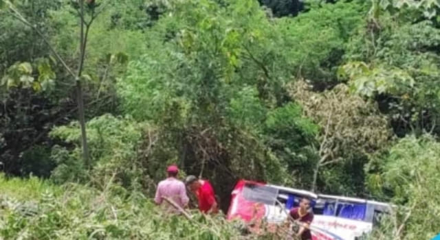 Bus interdepartamental volcado en la vía Ibagué - Girardot dejó tres fallecidos