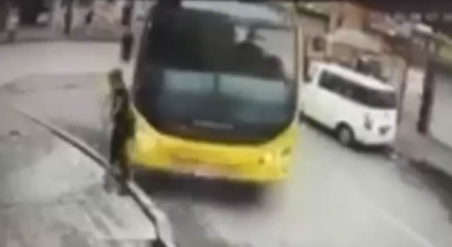 Mujer que barría una calle fue atropellada por el conductor de un SITP en Bogotá