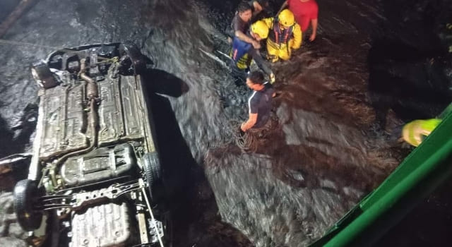 Bomberos rescataron personas atrapadas en un vehículo por creciente súbita en Villeta