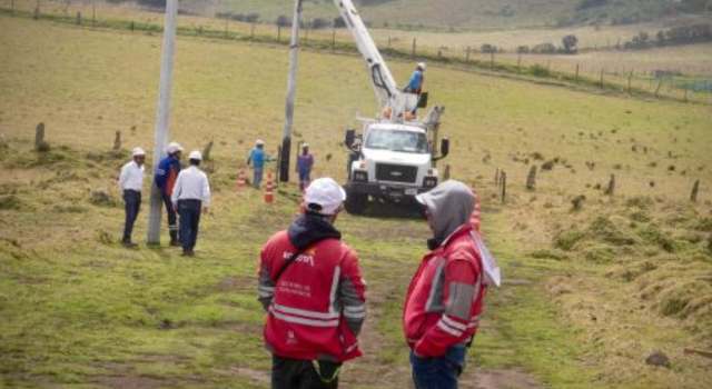 Autoridades retiraron postes que distribuían luz de forma ilegal en Ciudad Bolívar