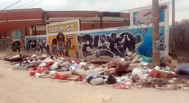 colegio de Soacha rodeado de basura y la empresa de aseo no la recoge