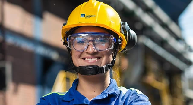 Mujeres en la industria siderúrgica de Colombia, Yesika Gutiérrez lidera un equipo de 17 hombres
