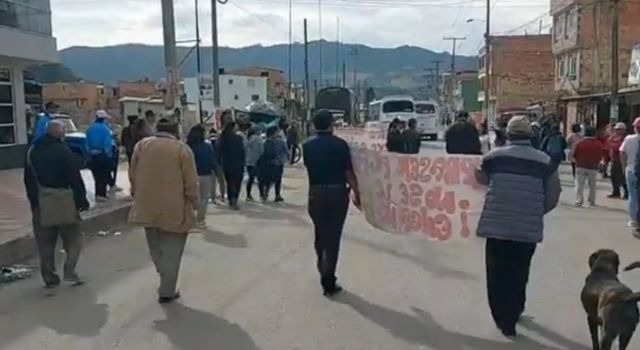 Habitantes del barrio San Nicolás de Soacha protestan por cobros excesivos en el servicio del aseo