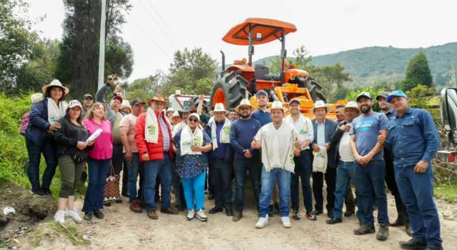 Se donó un tractor a la Asociación Bioleche de Soacha en la vereda San Jorge