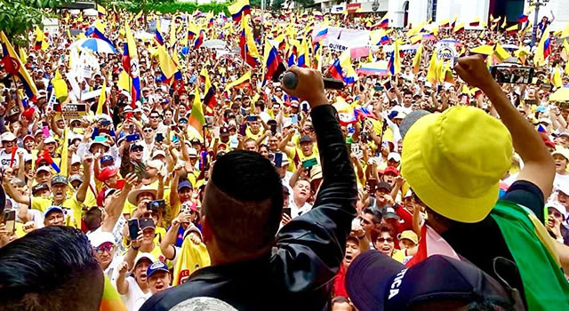 Marchas contra Petro este 21 de abril en Colombia: se llenó la plaza de Bolívar de Bogotá