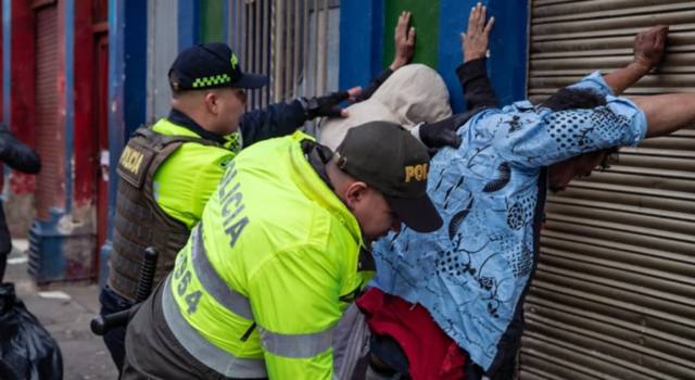 13 capturados en el barrio San Bernardo de Bogotá en medio de un operativo