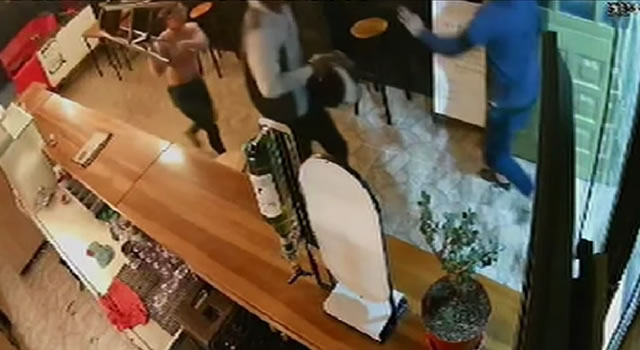 Mujer sacó a sillazos a dos ladrones en un bar de Bogotá