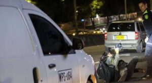 policía fue apartado de su cargo tras agredir a un periodista en Bogotá