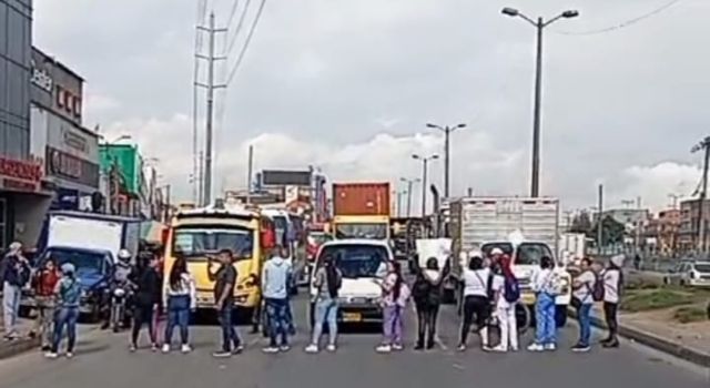 Bloqueos en la autopista Sur por protestas frente a la Clínica San Luis de Soacha