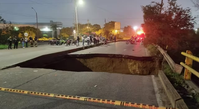 Se desplomó parte de un puente vehicular en Barranquilla