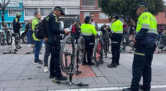 Policía recupera 11 bicicletas robadas en Bogotá y las entrega a sus dueños
