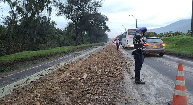 Monumental trancón en la autopista Norte de Bogotá por escombros en la vía