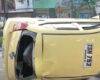 Taxi volcado en la avenida Boyacá