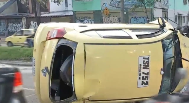Taxi volcado en la avenida Boyacá