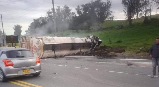 Accidente en la vía Albán Cundinamarca, se desconoce el estado de salud del conductor
