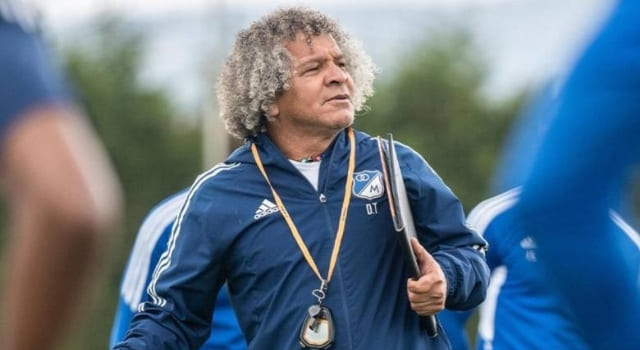 Hinchas de Millonarios mostraron su descontento con la dirección de Alberto Gamero