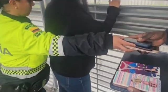 Capturan mujer que robaba dispositivos en Transmilenio