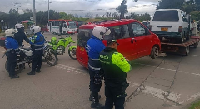 Policía realiza control de transporte informal en Soacha, un conductor quiso darse a la fuga