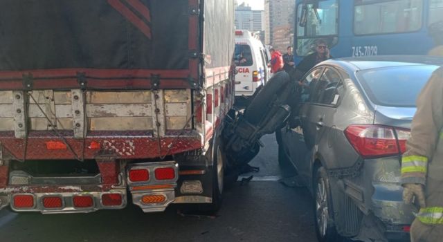 Accidente de tránsito en la avenida El Dorado involucró a tres vehículos