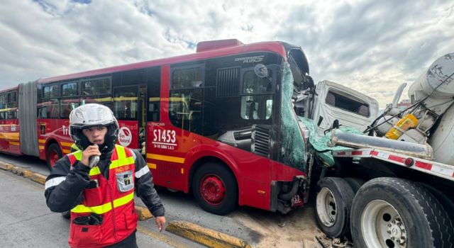 Accidente entre un bus de Transmilenio y un camión en Bogotá generó caos vehicular