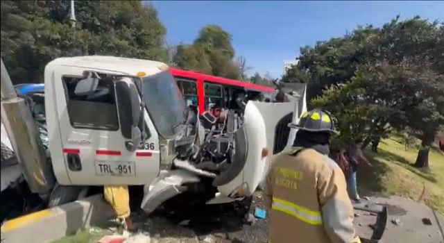 Aumentó a 27 el número de lesionados por accidente entre un Transmilenio y camión