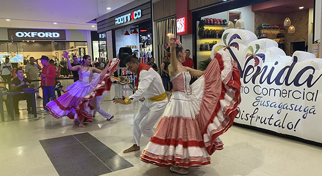 Avenida Centro Comercial conmemora 205 años de libertad colombiana